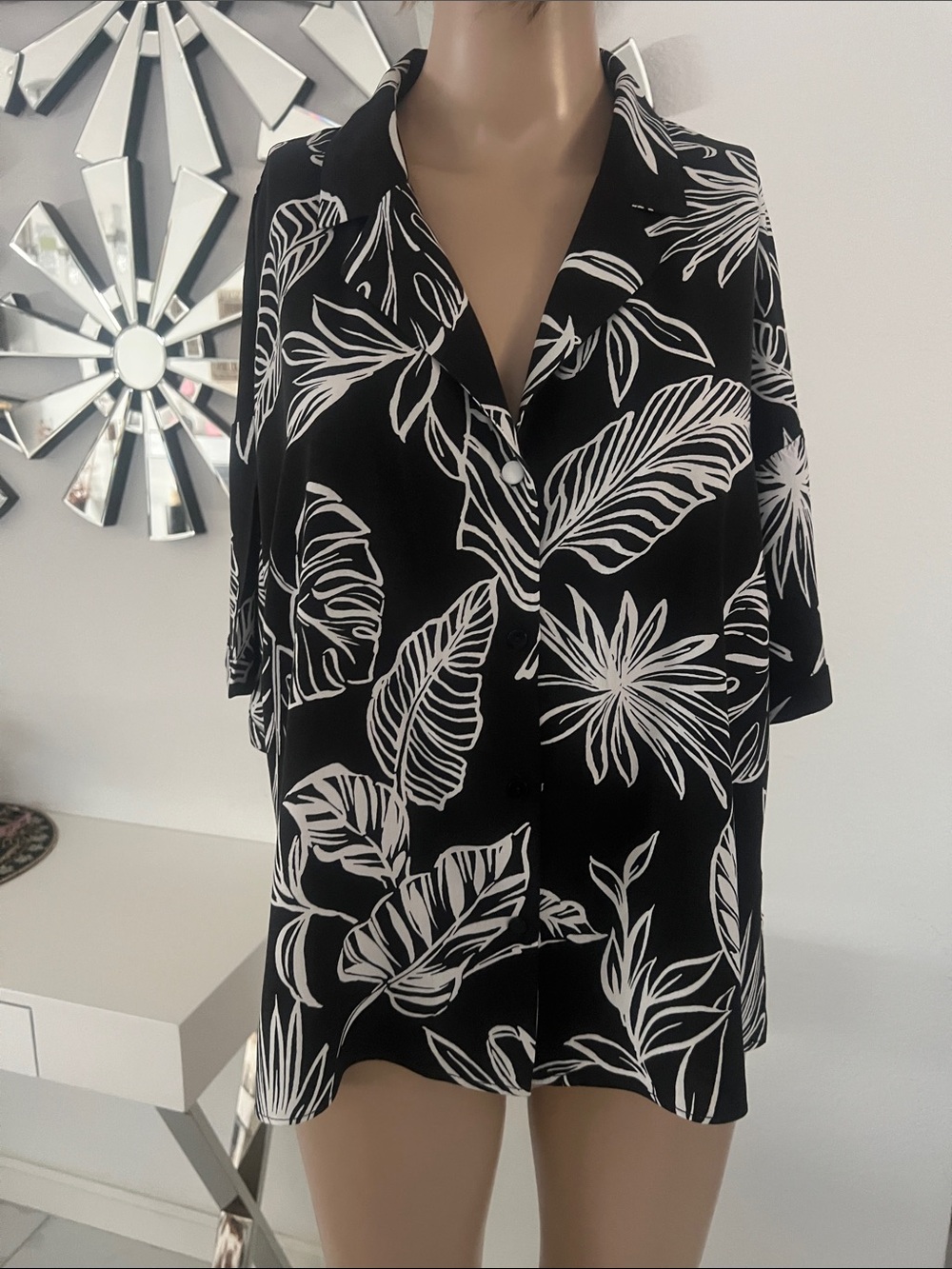 FOREVER 21
Contemporary ,Black & White Tropical Print Button-Up Shirt size XL